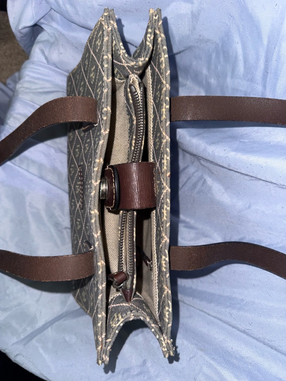 Dooney & Bourke Signature Bag with matching coin purse - Picture 5 of 8